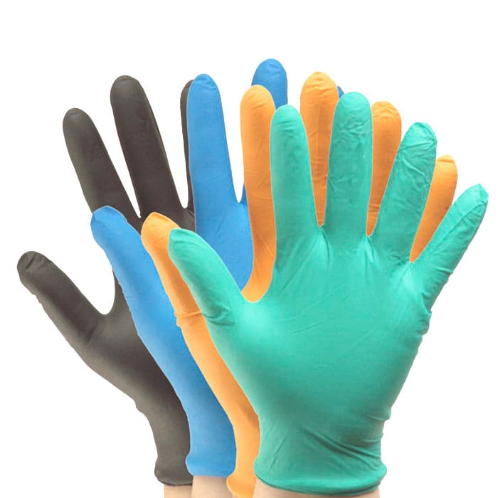 ассортимент нитриловых перчаток разных цветов (черные, зеленые, желтые, синие).